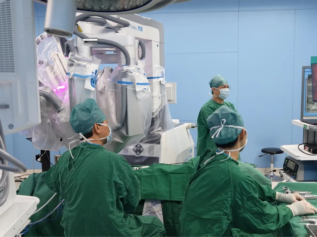 海淀医院泌尿外科卢剑教授团队顺利完成全步骤国产单孔机器人膀胱根治性切除术