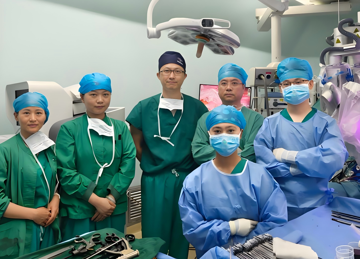 特色技术 | 再突破！中心成功实施国际首例单孔蛇形臂机器人全直肠系膜切除+肝转移瘤切除术